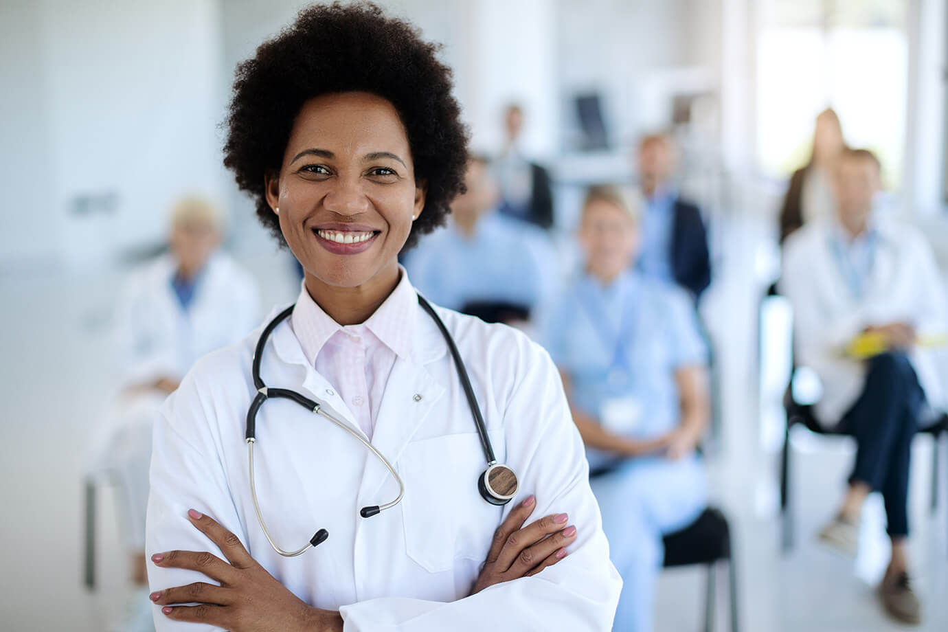 Gl&uuml;ckliche afroamerikanische &Auml;rztin auf einem Gesundheitsseminar