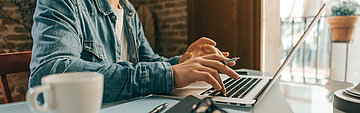 Mann arbeitet am Notebook