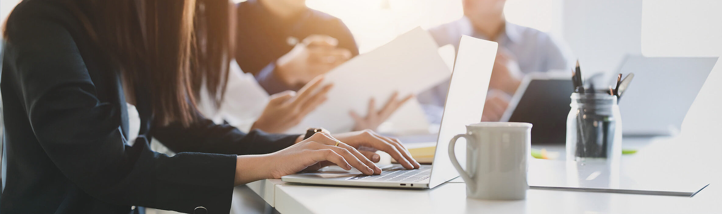 Frau arbeitet am Computer im B&uuml;ro